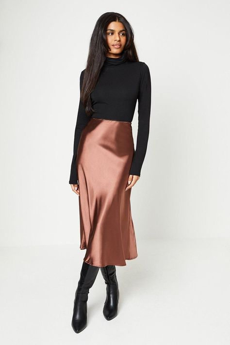 Silk Midi Skirt Outfit, Satin Midi Skirt Outfits, Slip Skirt Outfit, Silk Skirt Outfit, Skirt Outfit Fall, Satin Skirt Outfit, Outfit Elegantes, Satin Slip Skirt, Chique Outfit