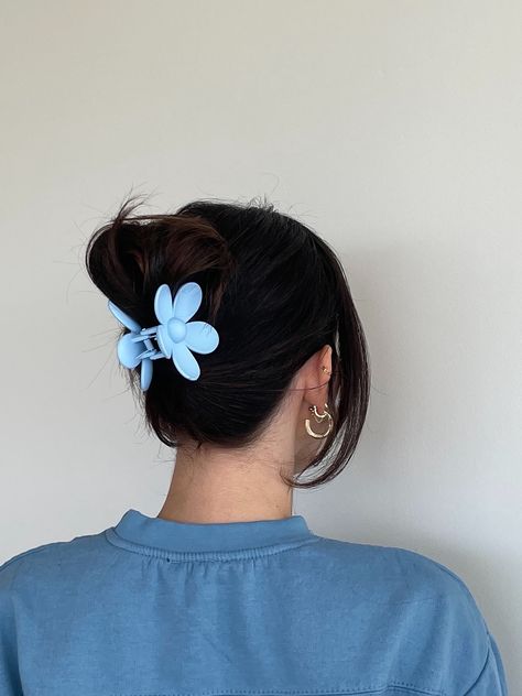 Our editor tested TikTok's viral claw-clip hair hack for layered hair. See her results and before-and-after photos. Face Framing Layers Claw Clip, Hair Hack, Chop Chop, Medium Layered Hair, Face Framing Layers, Clip Hairstyles, Twist Style, Low Ponytail, French Twist