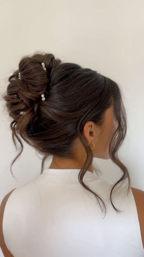 Instagram Minimalist Wedding Hairstyles, Updo For Wedding Bridesmaid, Bride Hairstyles Brunette, Brunette Updo Wedding, High Bun Bridal, Reception Hairdo, High Updo Wedding, Brunette Bridal Hair, Bridal Updo With Veil