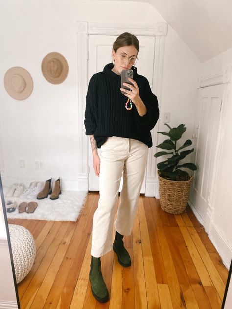 The Green Chelsea Boots Key To Upgrading Your Fall Neutrals - The Mom Edit Chelsea Boots Outfit 2024, Green Chelsea Boots Outfit, Chunky Chelsea Boots Outfit, Green Chelsea Boots, Outfits Europe, Neutral Wardrobe, Chelsea Boots Outfit, Longline Sweater, Mom Edit