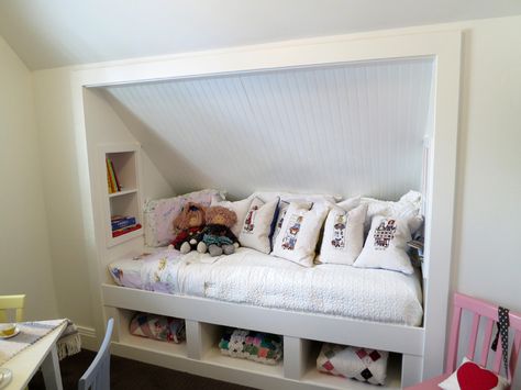 builtin bed in alcove | Sure this one wouldn’t work quite as well for an adult, but it’s ... Small Interiors, Alcove Bed, Attic Bed, Bed Nook, Built In Bed, Built In Bunks, Attic Bedrooms, Attic Spaces, Loft Room