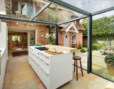 Dapur Outdoor, Conservatory Kitchen Ideas, Glass Box Extension, Cottage Extension, Conservatory Kitchen, Model Dapur, Modern Kitchen Accessories, Kitchen Addition, Glass Extension