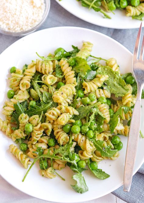 Pea and Arugula Pesto Pasta Salad - Eat Yourself Skinny Pescetarian Meals, Rice Meals, Df Recipes, Veggie Pasta Salad, Pescetarian Recipes, Pea Pesto, Arugula Pesto, Potato Pasta, Pesto Pasta Salad