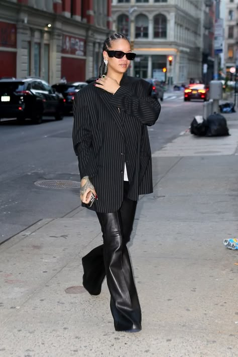 Striped Blazer Outfit, Rihanna Street Style, Looks Rihanna, Black Bootcut Jeans, Rihanna Outfits, Rihanna Looks, Rihanna Style, Fashion Aesthetics, Looks Street Style