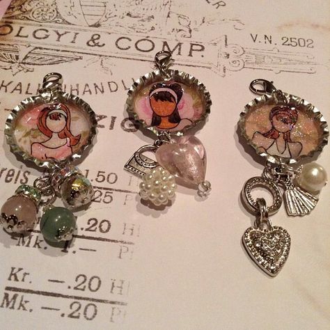 Bottle Cap Charms created by Bona Rivera-Tran. Bottle Cap Charms, Diy Bottle Cap Crafts, Bottle Cap Projects, Prima Doll Stamps, Bottle Cap Jewelry, Domino Art, Bottle Cap Necklace, Julie Nutting, Bottle Cap Art