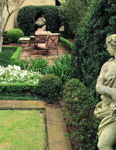 Gorgeous back patio seating area New Orleans Gardens, Garden Corner Ideas, Sophisticated Garden, Boxwood Garden, Corner Ideas, Garden Corner, Landscape Images, Southern Garden, Formal Garden