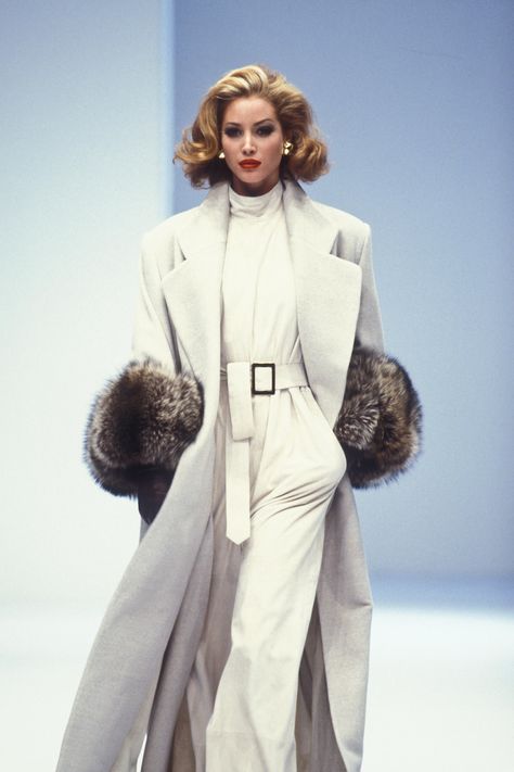 Gianfranco Ferre' Runway Show Fall 1992 90s Runway Fashion, Runway Fashion Couture, 90s Models, Gianfranco Ferre, Christy Turlington, John Galliano, Mode Inspo, Mode Vintage, Mode Inspiration