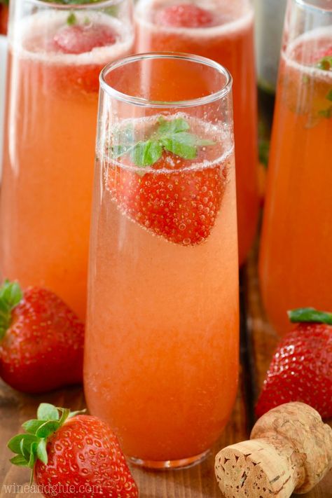 Over 30 magical MIMOSA RECIPES you must make ASAP! Every flavor you can think of is on this list of mimosas. Strawberry Bellini, Mimosa Recipes, Champagne Drinks, Mimosa Recipe, Party Drinks Alcohol, Brunch Cocktails, Champagne Cocktail, Pretty Drinks, Drinks Alcohol