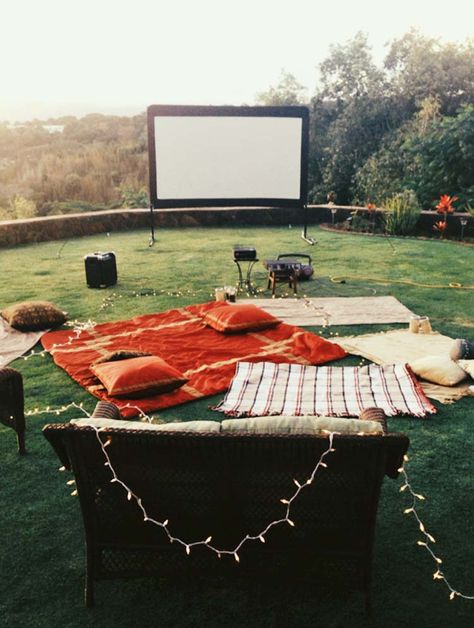 20 Cool backyard movie theaters for outdoor entertaining Grunge Bed, Bed Peace, Cozy Garden, Backyard Movie Nights, Backyard Movie, Cute Date Ideas, Diy Event, Indie Grunge, Garden Pillows