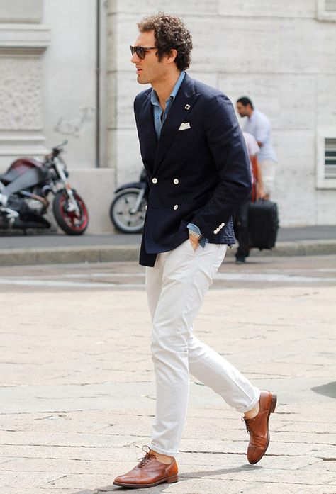 How-to-wear-white-jeans-men Mens Blue Blazer Outfit, Blue Blazer Outfit, Blue Blazer Men, Jeans Outfit Men, Lookbook Inspiration, White Jeans Men, White Jeans Outfit, Dapper Gentleman, Jeans Outfits