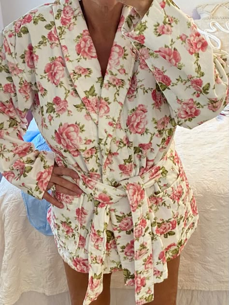 #loveshackfancy #pink #robe Loveshackfancy Robe, Loveshackfancy Aesthetic, Room Decor Flowers, Eloise At The Plaza, Fancy Robes, Shabby Chic Aesthetic, Rustic Fashion, New Room Decor, Gossip Girl Reboot