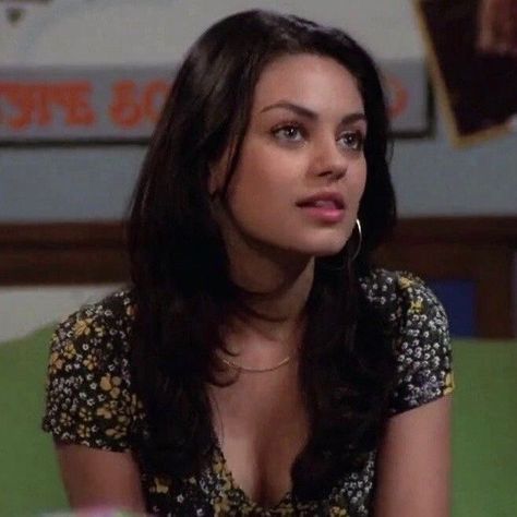 Jackie Burkhart Hair, Mila Kunis 70s Show, Jackie Aesthetic, 70s Show Outfits, Mila Kunis Hair, Jackie That 70s Show, Jackie Burkhart, 70s Show, 70s Hair