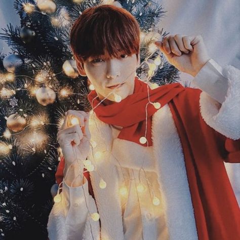 Fandom Kpop, Christmas Icons, Red Aesthetic, Christmas Aesthetic, Christmas Wallpaper, Christmas Photos, Korean Girl, Christmas Themes, Happy Holidays