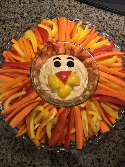 Lion hummus plate! Elephant Fruit Platter, Lion Hummus Platter, Lion Vegetable Tray, Lion Veggie Tray, Lion Veggie Tray Jungle Party, Lion King Snacks, Lion Food, Bible School Snacks, Hummus Plate