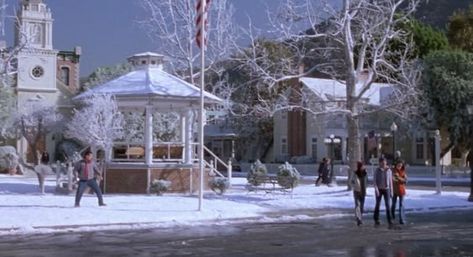 Christmas & winter Gilmore Girls episodes — new lullabies 🌙 Gilmore Girls Episodes, Gilmore Girls Aesthetic, Team Logan, The First Snow, Winter Princess, Small Town Life, Lorelai Gilmore, Stars Hollow, First Snow