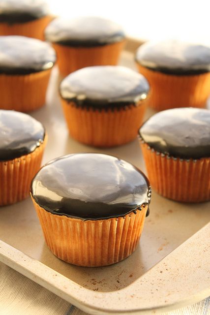 Glossy Chocolate Frosting  http://riascollection.blogspot.com/2011/03/vanilla-cupcakes-with-glossy-chocolate.html Frost Cupcakes, Gluten Free Peanut Butter, Cupcake Frosting, Chocolate Glaze, Köstliche Desserts, Cake Icing, Icing Recipe, Vanilla Cupcakes, Chocolate Frosting