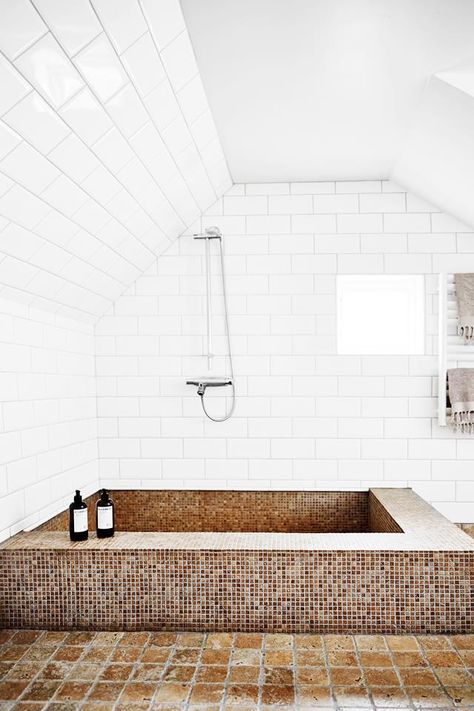 Shower Bath Combo, Roman Bath House, Monochrome Bathroom, Shower Over Bath, Bathtub Tile, Vintage Industrial Decor, Swedish House, Eero Saarinen, Bad Design