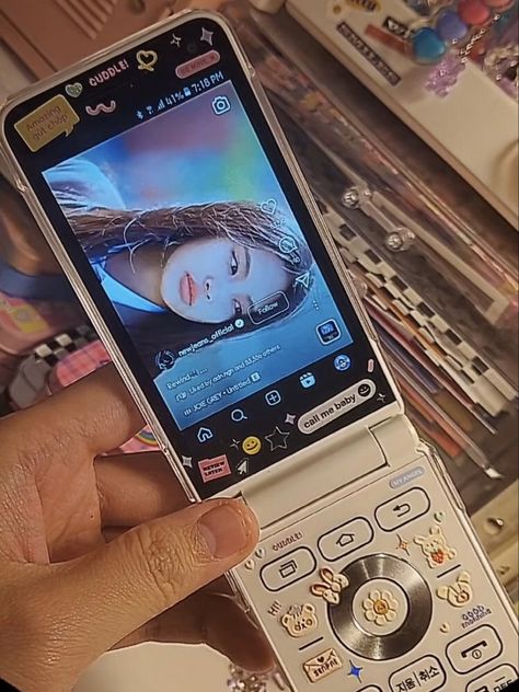 Keitai Culture, Flip Phone Aesthetic, Technology Aesthetic, Korean Phones, Samsung Flip, 2 Aesthetic, Social Media Following, Aesthetic 2000s, Too Hot To Handle