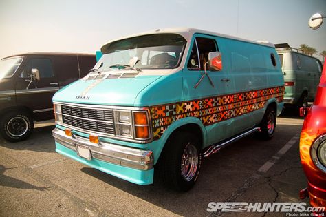 Love this paint job! Campervan Decals, 80s Van, Vans Painted, Dodge Van, Van Wrap, Vintage Rv, Chevy Van, Day Van, Campervan Interior