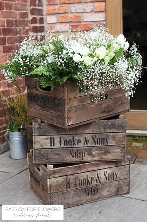 Barn Wedding Flowers, Crate Decor, Vintage Crates, Cottage Bungalow, Centerpieces Ideas, Outdoor Wedding Decorations, Deco Floral, Wooden Crates, Bedroom Designs