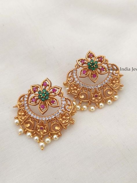 Ear Tops, Mom Earrings, Gold Jewelry Outfits, New Gold Jewellery Designs, Gold Earrings Models, Fashion Jewellery Online, Antique Jewellery Designs, Gold Mangalsutra Designs, Gold Necklace Indian Bridal Jewelry