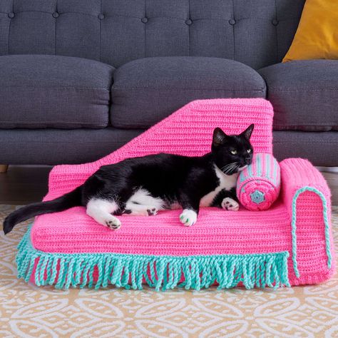 Who says that a cat can’t enjoy a good mani/pedi every once in awhile … or is that mani/mani or pedi/pedi … who knows … but I do know that this cat is stylin’ for more reasons than this one. Those electric green claws! Plus, check out this couch: Get the pattern free via Ravelry, […] Pet Bed Pattern, Cat Bed Pattern, Crochet Cat Bed, Cat Couch, Crochet Crowd, Style Lounge, Crochet Vintage, Baby Gym, Crochet Motifs