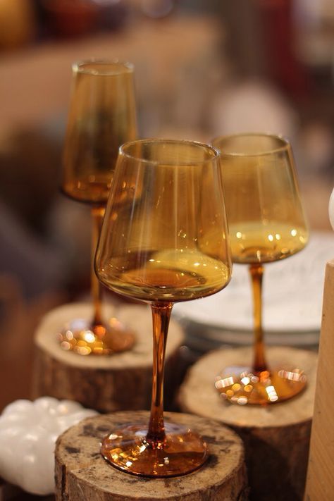 Mustard Yellow Glassware, Brown Glassware Wedding, Amber Dinnerware, Orange Glassware, Masquerade Dinner, Amber Kitchen, Brown Glassware, Bedroom Ideas Beige, Beige And Brown Aesthetic