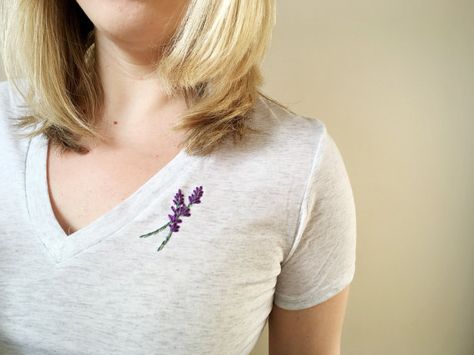 Lavender t-shirt. Embroidered women's top. Ladies fitted v-neck shirt. Feminine tee. Minimal embroidery. White tee-shirt.Purple stitching. Diy Embroidery Machine, Embroidered Lavender, Emblem Embroidery, Ladies Tshirt, Ideas Embroidery, Embroidery Shirt, Make Your Own Clothes, Embroidered Tee, Top Sewing Pattern