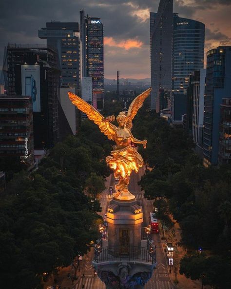 🧡💛 EL ANGEL, PASEO REFORMA, MÉXICO CITY Mexico Guadalajara Aesthetic, Vision Board Mexico City, Travel To Mexico City, Mexico City Aesthetic Night, City Of Mexico, Mexico Vision Board, Mexico City Wallpaper, Mexico At Night, Mexico Aesthetic Wallpaper