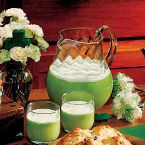 Leprechaun Lime Punch-an updated version of the classic lime sherbet punch-via Taste of Home site Lime Punch, 7 Up, Saint Patties, Punch Recipes, Party Drinks, Fun Drinks, Yummy Drinks, Holiday Recipes, St Patrick