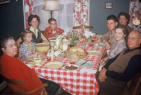 Kodachrome- Thanksgiving 1950s... http://www.pinterest.com/pin/7318418120298857/ 1950s Thanksgiving, American Thanksgiving, Thanksgiving Dinners, Retro Thanksgiving, Vintage Blog, Vintage Thanksgiving, Thanksgiving Table Settings, Thanksgiving Family, Thanksgiving Celebration