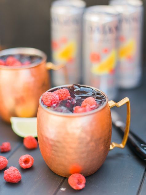 A Virgin Moscow Mule with Dasani Sparkling Raspberry Lemonade and other ingredients along with fresh raspberries. Perfect to cool down the kids for summer! Virgin Moscow Mule, Pollo Asado Marinade, Summer Grill, Moscow Mule Cocktail, Moscow Mule Recipe, Mule Recipe, Copper Plating, Ice Cold Drink, Wine Cup