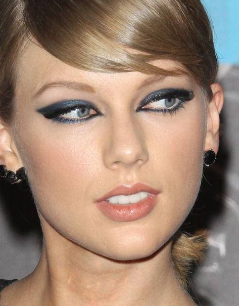 Taylor Swift Smokey Eye, Taylor Swift Cat Eye, Taylor Swift Aesthetic Makeup, Taylor Swift Midnights Make Up, Makeup For Monolids, Taylor Swift Makeup Looks, Taylor Swift Eyes, Soft Pink Makeup, Uni Makeup