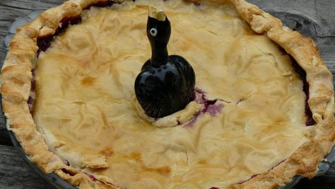 Cooking Quail, Medieval Makeup, Four And Twenty Blackbirds, Modern Cooking, Medieval Recipes, Meals For Four, Makeup Recipes, Berry Pie, Pie Shell