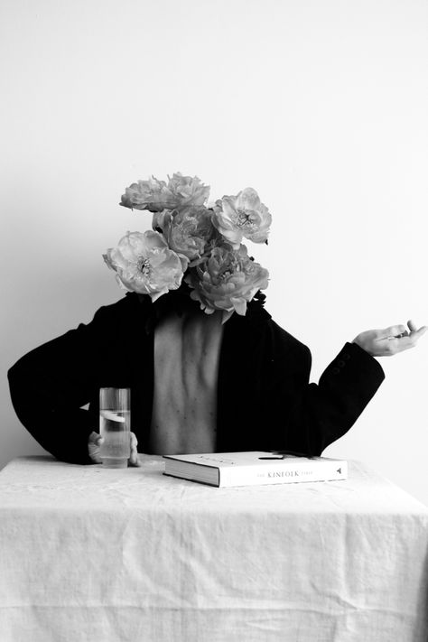 Surrealistic photography faceless woman with flowers #surrealism #art #photoshoot Faceless Woman Art, Surrealist Photography Surrealism, Faceless Art Aesthetic, Faceless Photoshoot Ideas, Surreal Photography Ideas, Surrealist Portrait Photography, Faceless Portrait Photography, Face Covered Photography, Surrealist Photoshoot