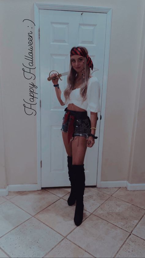 Gasparilla Outfit Tampa Women, Pirate Outfit Halloween, Gasparilla Outfit, Rave Halloween Costumes, School Halloween Costumes, Halloween Costumes For Work, Female Pirate Costume, Teen Halloween, Pirate Halloween Costumes