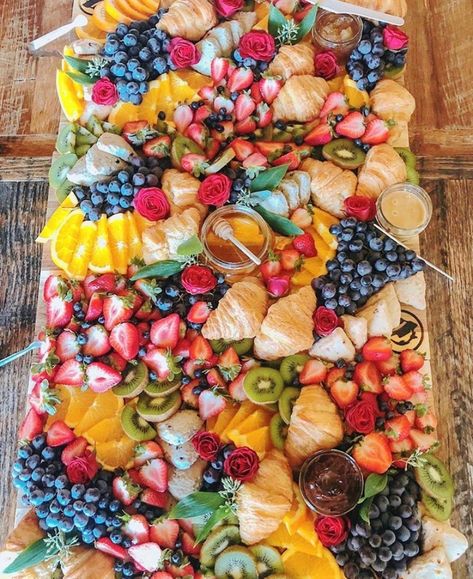 Breakfast Brunch Table Ideas, Pastry Charcuterie Board Ideas, Breakfast Grazing Platter, Breakfast Charcuterie Table, Breakfast Grazing Table, Mom Brunch, Breakfast Charcuterie Board, Brunch Pastries, Brunch Board