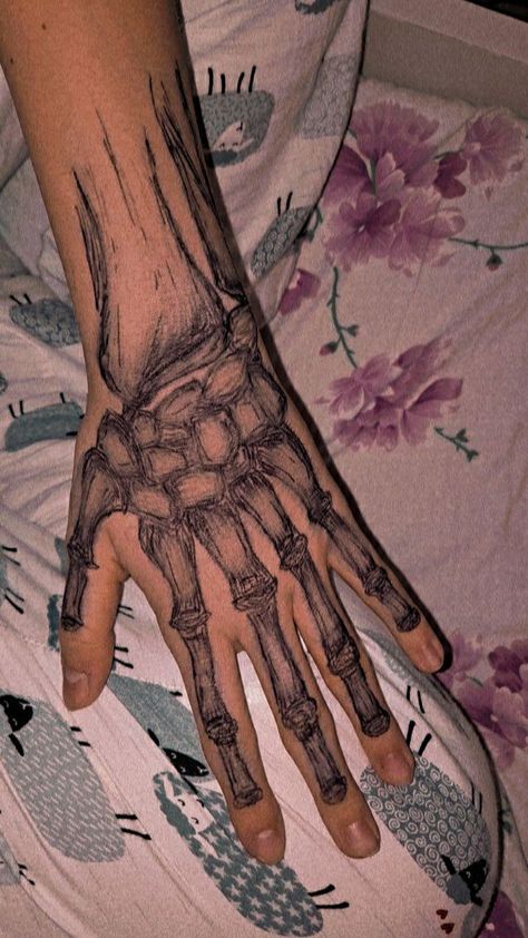 Draw Bones On Hand, Things To Draw On Your Hand With Pen Easy, Hand Drawing Tattoo Ideas, How To Draw Bones On Your Hand, Bone On Hand Tattoo, Bone Drawing On Hand, Ideas To Draw On Your Hand, Things To Draw On Your Arm With Pen, Easy Things To Draw On Your Hand