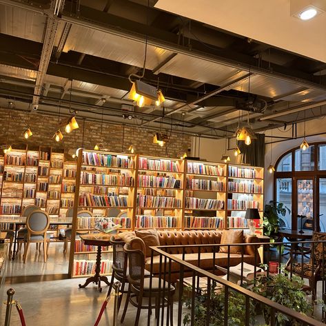 Calling all book lovers! This bookstore is for you! 📍Minoa Pera Bookstore, Istanbul 🇹🇷 @minoapera 📚 Minoa is an independent bookstore which is also a cafe that opened in 2014 in Beşiktaş Akaretler. This amazing bookstore carried over 45,000 books written in Turkish and English from art n photography to comics. from the moment I walked in to this bookstore, I looked up an amazement and it had all my favorite things: books, plants and food! I randomly came across this café and I met a fello... Korean Bookstore, Book Store Cafe Design, Coffee Book Aesthetic, Vintage Bookstore Aesthetic, Bookshop Cafe Aesthetic, Bookstore Coffee Shop, Coffee Shop Bookstore, Bookstore Ideas, Cafe Design Inspiration