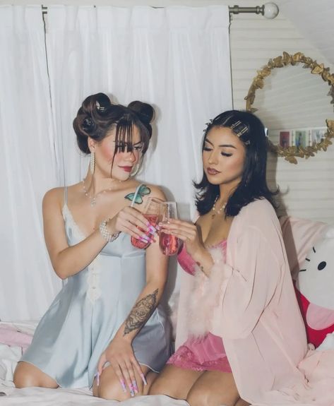 Aesthetic Slumber Party Ideas, Retro Slumber Party Aesthetic, 80s Sleepover Aesthetic, Pijama Party Photoshoot, Pyjama Party Outfit For Women, 2000s Photoshoot Ideas Friends, Y2k Sleepover Party, Fairy Slumber Party, 90s Pjs Aesthetic