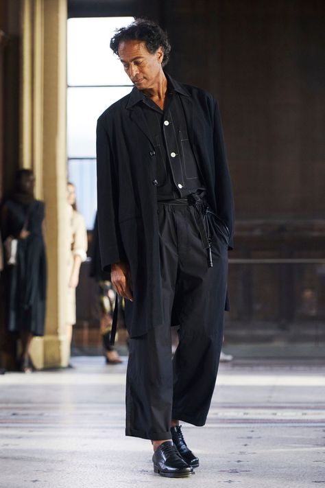 Lemaire Spring 2023 Ready-to-Wear https://www.vogue.com/fashion-shows/spring-2023-ready-to-wear/christophe-lemaire/slideshow/collection#37 Masc Fashion, Silky Pants, Christophe Lemaire, Pop Pop Shirts, Winter Inspo, Spring 2023, Summer 2023, Minimal Fashion, Paris Fashion