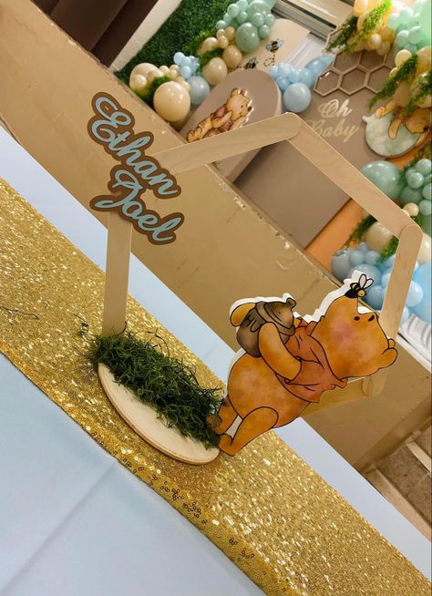 Winnie The Pooh 1st Birthday Centerpieces, Winnie The Pooh Baby Shower Centerpieces Boys, Winnie The Pooh Birthday Decor, Baby Shower Ideas Winnie The Pooh, Winnie The Pooh Baby Shower Centerpieces, Winnie The Pooh Centerpiece Ideas, Baby Shower Winnie Pooh, Pooh Bebe, Winnie Poo