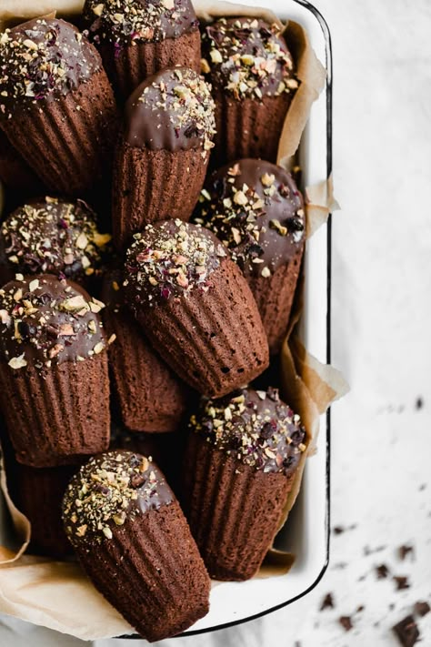 Chocolate-Dipped Chocolate Madeleines - Broma Bakery Chocolate Madeleines, Madeleine Cookies, بيتي فور, Madeleine Recipe, Broma Bakery, Madeleine Cookie, Dipped Cookies, Slow Cooker Desserts, Vanilla Flavor