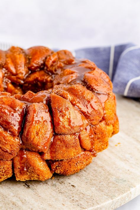 Pumpkin Spice Gooey Monkey Bread Recipe Gooey Monkey Bread, Monkey Breads, Pumpkin Monkey Bread, Pumpkin Spice Recipes, Cinnamon Roll Monkey Bread, Monkey Bread Recipe, Pumpkin Sheet Cake, Dinner Board, Pumpkin Spice Donut