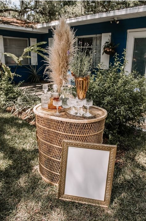 Boho Bar Setup, Boho Drink Station, Wedding Table Snacks, Cocktail Table Decor, Diy Bachelorette, Picnic Setup, Wedding Dining Decor, Screened Porch Decorating, Boho Bar