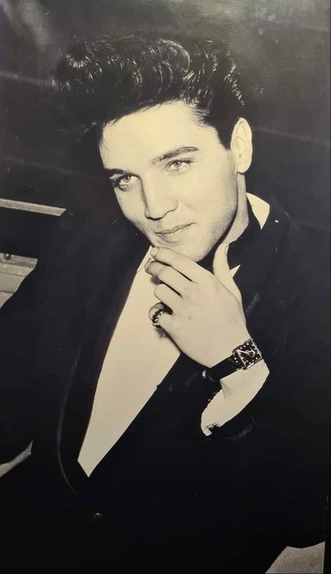 Elvis Presley Aesthetic Wallpaper, Elvis Presley Posters, Elvis Presley Wallpaper, Elvis Wallpaper, Graceland Elvis, Elvis Presley Movies, Suspicious Minds, Elvis Presley Images, Young Elvis