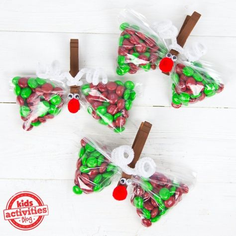 Reindeer Treat Bags To Make For This Year's Christmas Party Reindeer Clothespin, Classroom Holiday Party, Christmas Party Snacks, Christmas Party Treats, Christmas Goodie Bags, Christmas Treat Bags, Reindeer Craft, Kids Christmas Party, Christmas Favors