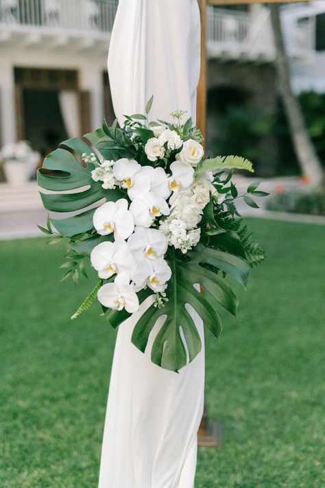 Wedding Centerpieces Beach, Tropical Wedding Centerpieces, Tropical Bridal Bouquet, Tropical Wedding Bouquets, Bouquet Green, Tropical Wedding Theme, Hawaii Beach Wedding, Tropical Wedding Decor, Tropical Wedding Inspiration