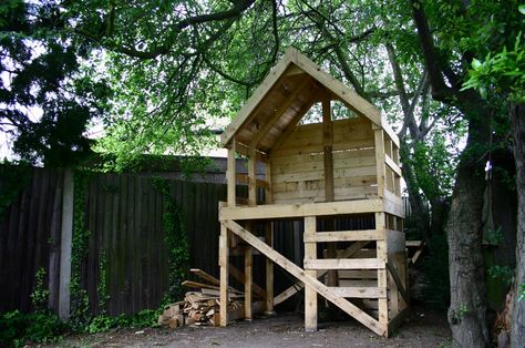 #Garden, #PalletHut, #RecycledPallet Pallet Tree Houses, Pallet Kids, Pallet Tree, Pallet Playhouse, Pallet Shed, Tree House Diy, Pallets Diy, Tree House Kids, 1001 Pallets