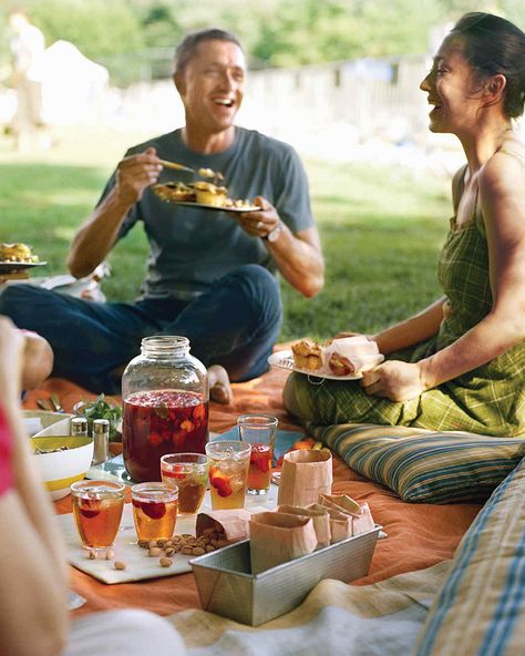 Everyone loves a picnic! Eating outside can make even a simple meal seem like an adventure (if you're a kid), romantic (if you're a couple), or just a welcome change of pace (for the rest of us). But you don't have to trek to a park, beach, or forest preserve; it's just as fun (and much easier) to have one in your own backyard. These recipe and craft ideas will help you get organized. Martha Stewart Entertaining, Garden Lifestyle, Girl Brunch, Entertaining Food, Breaking Bread, Backyard Picnic, Picnic Inspiration, Company Picnic, Picnic Ideas